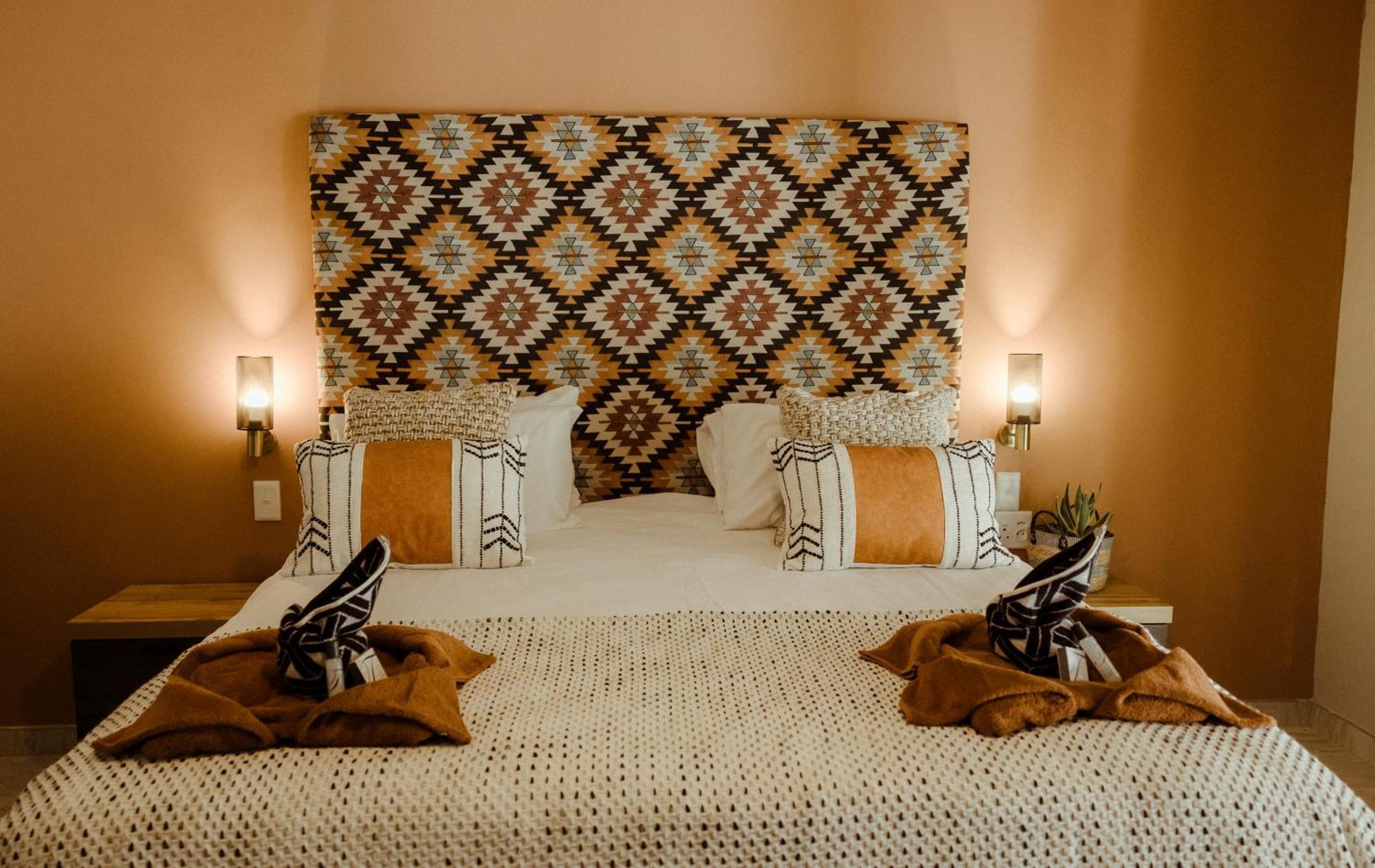 Out Of Africa Town Lodge Очиваронго Экстерьер фото